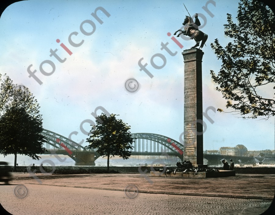 Das Denkmal des Ulanen Regiments ; The monument to the Lancers Regiment (foticon-600-simon-duesseldorf-340-015.jpg)
